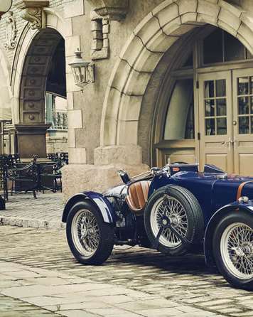 Vintage Sports Car Wallpaper - European Street Art for Living Room & Study
