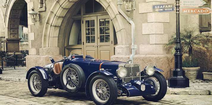 Vintage Sports Car Wallpaper - European Street Art for Living Room & Study